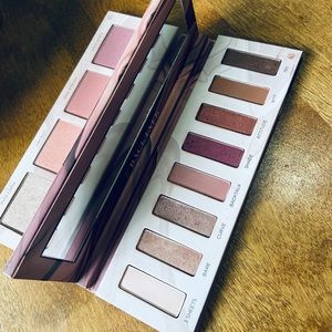 URBAN DECAY - Backtalk Eyeshadow Palette